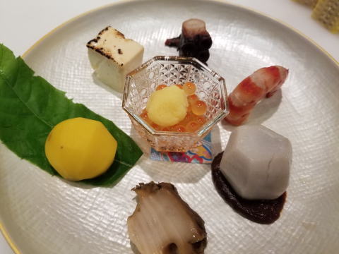 八　寸は鮑の酒蒸し・車海老艶煮･帛乙女胡麻味噌･栗の甘露煮･いくら黄身卸し等
